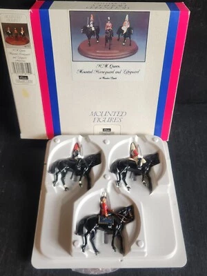 GRAN Bretaña h.m. THE QUEEN MONTÓ SALVAVIDAS Y SALVAVIDAS 8152 EN ZÓCALO DE MADERA NUEVO EN CAJA Foto 1 de 4