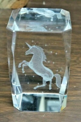 Peso de papel unicórnio acrílico transparente. Na caixa original - Imagem 1 de 3