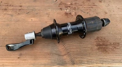 Buje trasero de bicicleta de montaña Shimano Deore LX FH-M565 32H 8/9 velocidades 135 mm QR de colección Foto 1 de 4