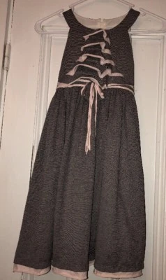 Vestido Isobella & Chloe Niñas Gris Rosa Pálido Rayas Talla 8 Nuevo con Etiquetas Volantes Frontal Foto 1 de 3