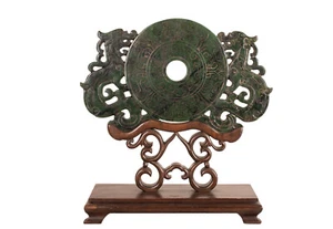 Eine große, antike Bi - Scheibe aus Nephrit / Jade, China, 19. Jh., Qing Dyn. - Bild 1 von 11