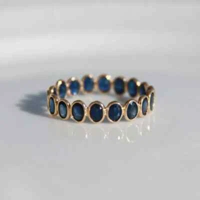 Anillo de boda de zafiro azul creado en laboratorio de corte ovalado de 2 quilates enchapado en oro amarillo de 14 quilates Foto 1 de 3