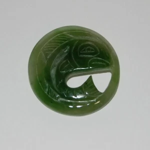 JADE WORLD Brosche grüner Nephrit Jade handgeschnitzter Stein Fisch Anstecknadel hinten  - Bild 1 von 6