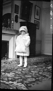 Portrait petite fille intérieur dvt cheminée  - négatif photo ancien circa 1910 - Picture 1 of 1