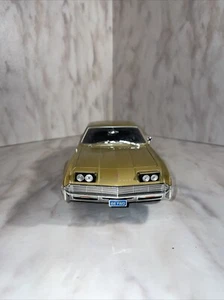 Oldsmobile Toronado Road Signature Gold 1966 1:18 - Imagen 1 de 8