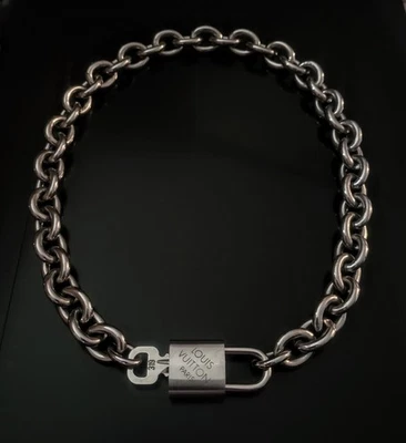 Auténtico candado Louis Vuitton plateado llave y collar gargantilla sin eslabones de marca Foto 1 de 4