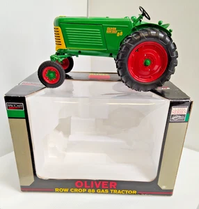Tractor de gasolina Oliver Row Crop 88 fundido a presión 1:16 SpecCast serie clásica en caja 1/16 - Imagen 1 de 12