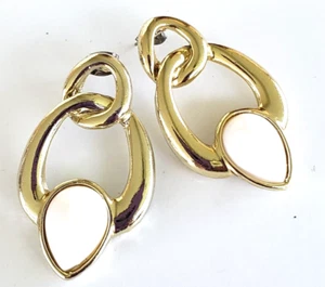 "Pendientes perforados vintage de eslabón de cadena de perlas sintéticas tono dorado de 1-5/8" - Imagen 1 de 3