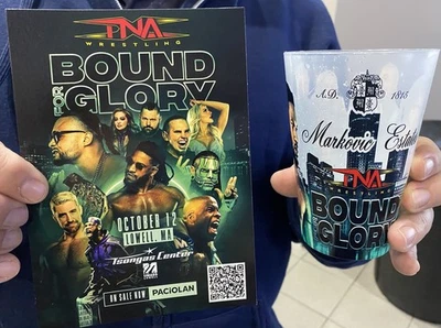 Tarjeta publicitaria TNA Bound For Glory 2025 y taza exclusiva Jeff Hardy Matt Hardy EN MANO Foto 1 de 4