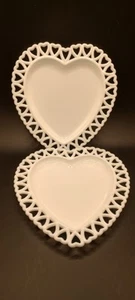 De colección. 2 platos Westmoreland de vidrio blanco con leche en forma de corazón borde de corazones de encaje - Imagen 1 de 8