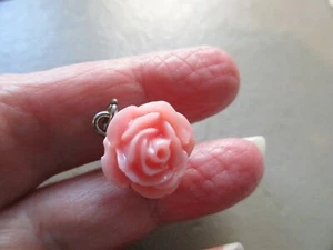 BONITO COLGANTE VINTAGE TONO PLATA ROSA PLÁSTICO RESINA ROSA FLOR LLAVERO LINDO - Imagen 1 de 3