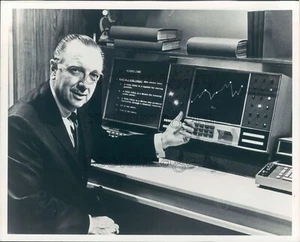 Press Photo Walter Cronkite With Unidentified Vintage Equipment - Picture 1 of 2