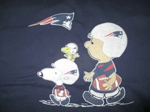 CHARLIE BROWN Peanuts SNOOPY Football NEW ENGLAND PATRIOTS (LG) T-Shirt BLUE - Picture 1 of 2