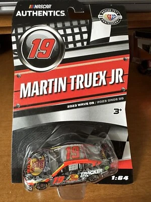 Martin Truex Jr #19 Bass Pro Shop NASCAR Authentics Diecast Car 1/64 2023 Wave 9 Foto 1 de 3
