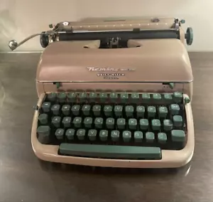 Remington Rand Quiet-Riter Eleven Miracle tab portable typewriter, green keys! - Picture 1 of 13