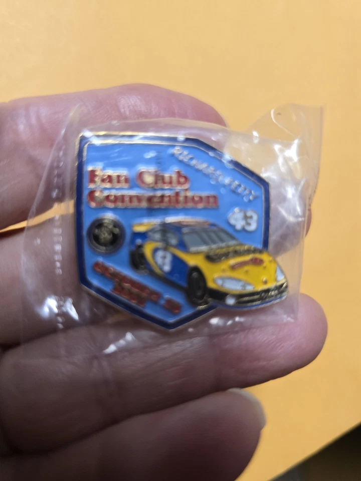 Convención Richard Petty Fan Club 13 de octubre. Pin de sombrero #43 2001 Foto 1 de 1