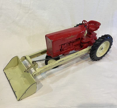 ERTL Die Cast Toy TRACTOR INTERNACIONAL con cargador frontal rojo EE. UU. Dyersville Foto 1 de 4