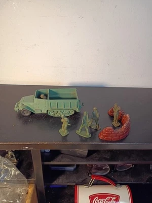 Camión de media pista Marx de colección y soldados de juguete verde del ejército. Nido de pistola Foto 1 de 3