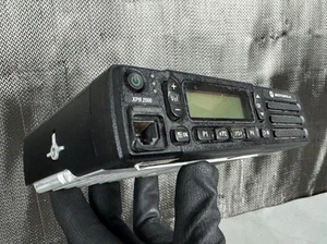 Motorola XPR 2500 AAM02QNH9JA1AN MotoTRBO UHF Mobile Radio *Power Cable Cut* - Zdjęcie 1 z 16
