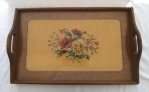 Vintage Holz Serviertablett Nadelspitze Stickerei Teak Nussbaum Griff Gelbgold - Bild 1 von 4