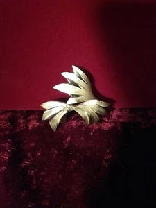 "Broche remolino vintage trifari en tono plateado cepillado de 2" - Imagen 1 de 3