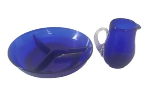 Plato dividido de vidrio azul cobalto y jarra pequeña de colección 2 piezas. - Imagen 1 de 11