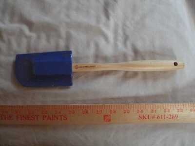 Espátula de silicona Le Creuset mango de madera azul NUEVA 12 3/4 pulgadas Foto 1 de 2