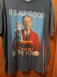 Camiseta Mr. Rogers "Todo bien en la capucha" - Imagen 1 de 5