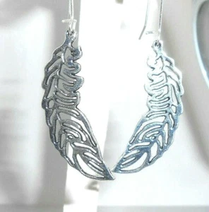 Nuevos Preciosos Pendientes Colgantes Ligeros Abiertos PLUMA Tono Plata 2.25" Largo - Imagen 1 de 3