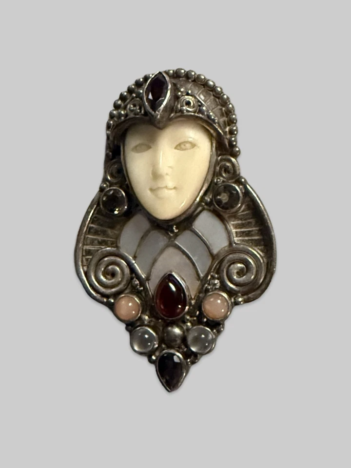 Кулон/брошь из чистого серебра с гранатом и перламутром Sajen Goddess Face - Изображение 1 из 4