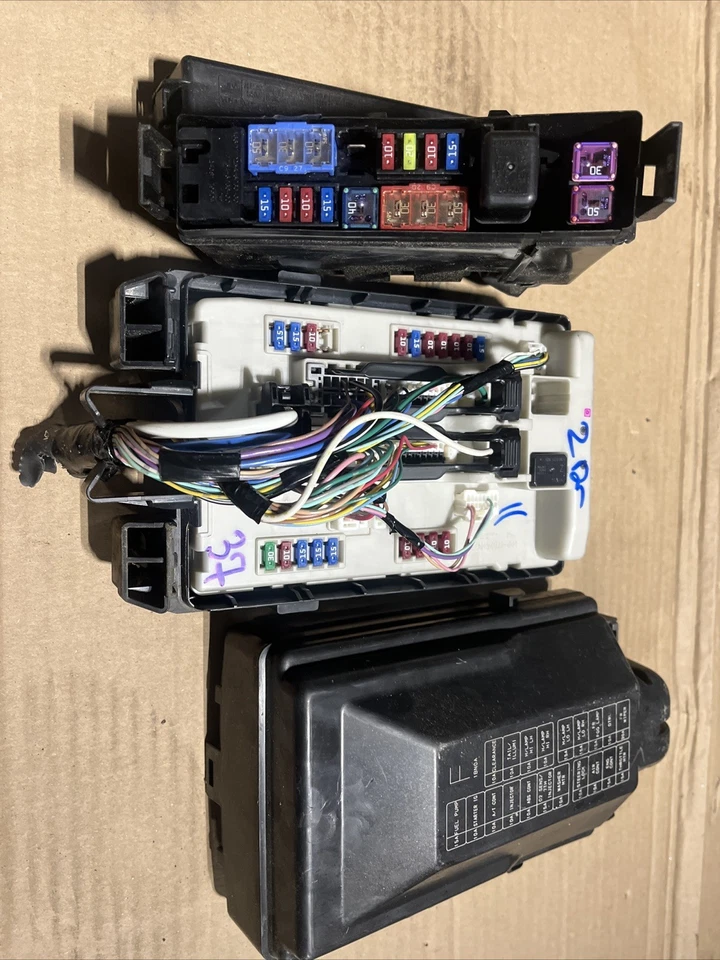 OEM INFINITI G37 2011 automático motor de 2 puertas IPDM caja de conexiones de fusibles Foto 1 de 3