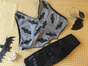 SET COSTUME VAMPIRE ENFANT OU JEUNE ADULTE CEINTURE PLASTRON DENTIER... - Photo 1/10