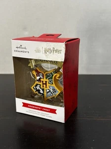 Hallmark 2021 HOGWARTS CREST Harry Potter Mondo Magico Decorazione Natalizia - Foto 1 di 5