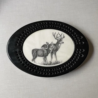Tabla de cuna ovalada imitación marfil Scrimshaw Buck ciervo grabado tabla negra ovalada Foto 1 de 4
