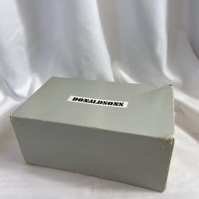 CAJA DE REGALO de colección Donaldson's Dept Store gris y blanco con letras negras Foto 1 de 4