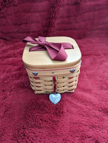 Longaberger 2002 Small Sweetest Gift Sweetheart Basket Heart Charm NO LINERS Cover