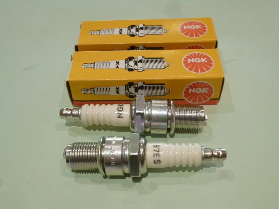 PAR DE BUJÍAS NGK GENUINAS TRIUMPH T120 TR6 BONNEVILLE PRE 1968 B7ES Foto 1 de 1