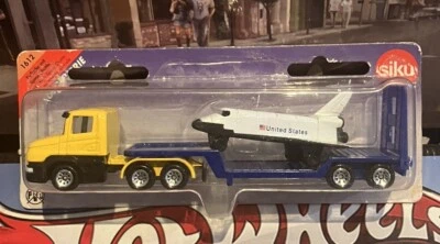 SIKU SUPER 1612 SCANIA T143H-400 LOW LOADER WITH SPACE SHUTTLE SEMI TRAILER - Image 1 of 3