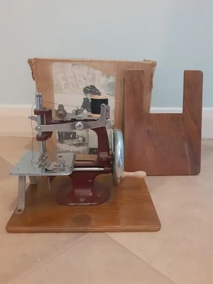 Vintage Essex Miniature sewing machine manually operated - Image 1 of 4