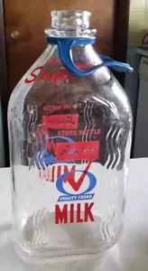 BOTTIGLIA LATTE VINTAGE CONTROLLO QUALITÀ SUPERIORE VETRO MEZZO GALLONE ROSSO GRAFICA/MANIGLIA BLU - Foto 1 di 8