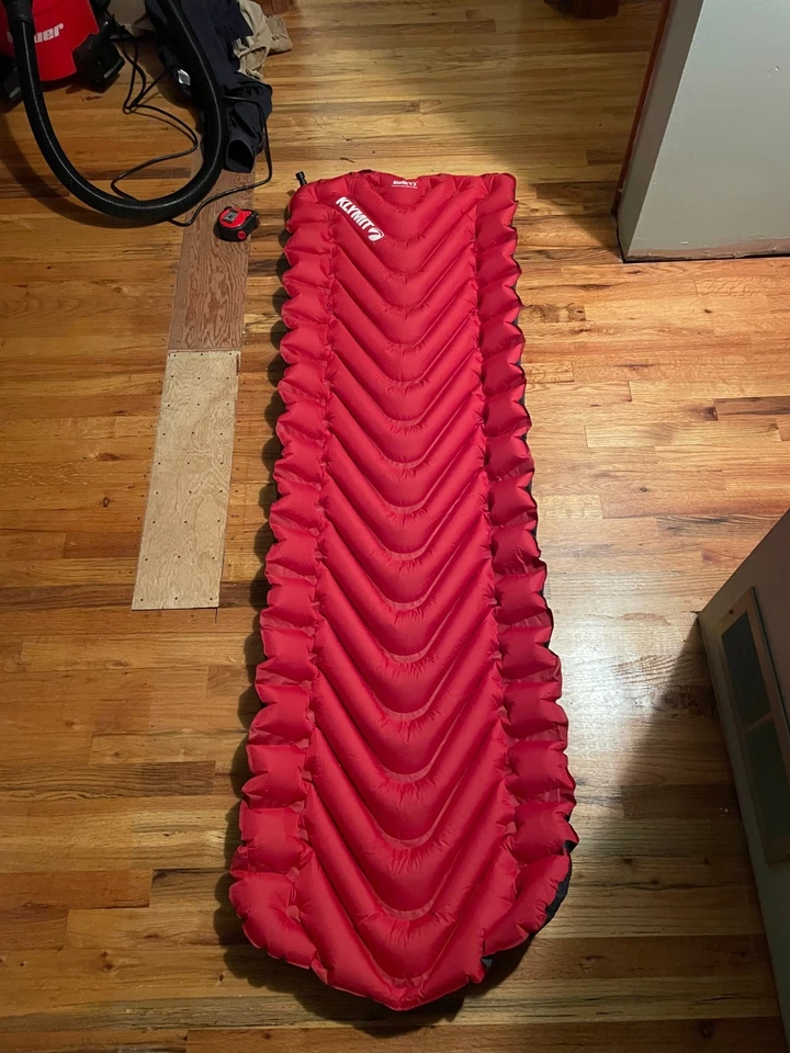 Almohadilla para dormir Klymit aislada estática V2 - roja - 23" x 72" Foto 1 de 4