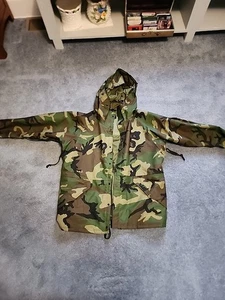 Parka USGI con volantes clima frío ECWCS GEN 1 GORE-TEX grande/regular bosque camuflaje - Imagen 1 de 20
