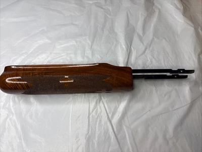 Guardabarros Wingmaster calibre 12 Remington 870 con barra de acción hermosa madera de grano Foto 1 de 4