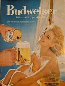 Hermosa dama siendo servida anuncio impreso Budweiser 1959 en su traje de baño - Imagen 1 de 1