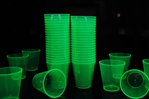 DirectGlow 2oz 50 Count Neon Green Blacklight Plastic Shot Glasses Glow Party - Picture 1 of 5