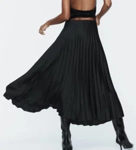 Falda midi Zara efecto satinado negra plisada con cremallera lateral talla XS NUEVA CON ETIQUETAS - Imagen 1 de 13