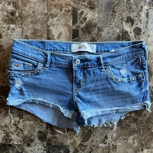 Hollister juniors cuffed distressed denim shorts size 5 rhinestones - Picture 1 of 7
