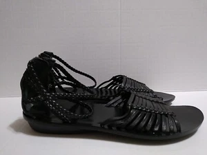 B MAKOWSKY Glenda Black Leather Strap Flat Sandals Shoes A215562 Size 7.5M - Picture 1 of 12
