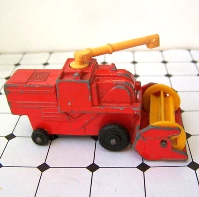MATCHBOX, COMBINE HARVESTER, FARM VEHICLE, DIE CAST MODEL, NUMBER 51E, VINTAGE - image 1 of 4
