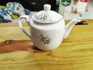 Vintage Teekanne Made in Japan rot/gelbe Blumen mit Goldrand 6 Zoll hoch - Bild 1 von 9